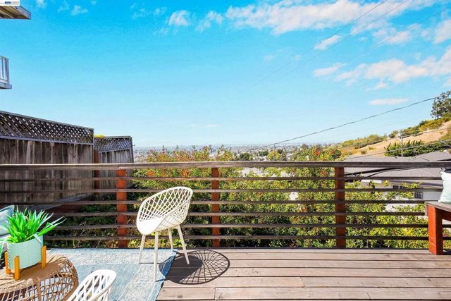 7301 Hillmont Dr, Oakland, CA 94605