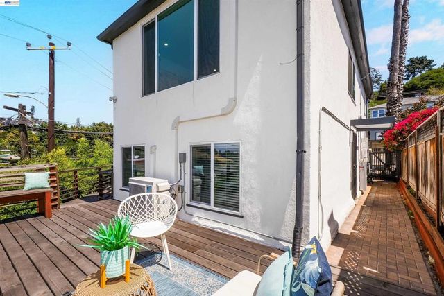 7301 Hillmont Dr, Oakland, CA 94605
