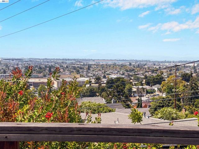 7301 Hillmont Dr, Oakland, CA 94605