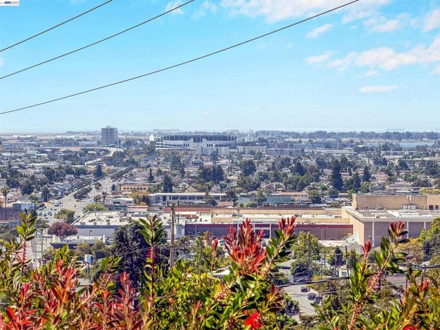 7301 Hillmont Dr, Oakland, CA 94605
