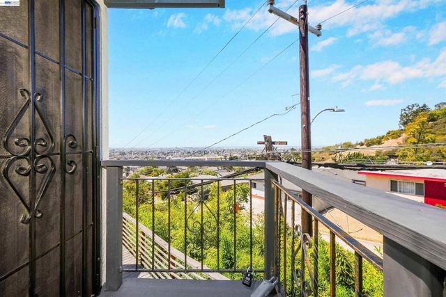 7301 Hillmont Dr, Oakland, CA 94605