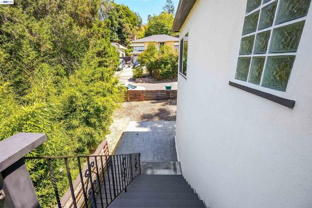 7301 Hillmont Dr, Oakland, CA 94605
