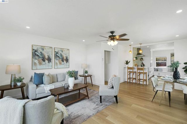 7301 Hillmont Dr, Oakland, CA 94605