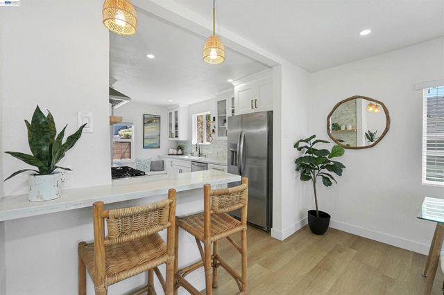 7301 Hillmont Dr, Oakland, CA 94605