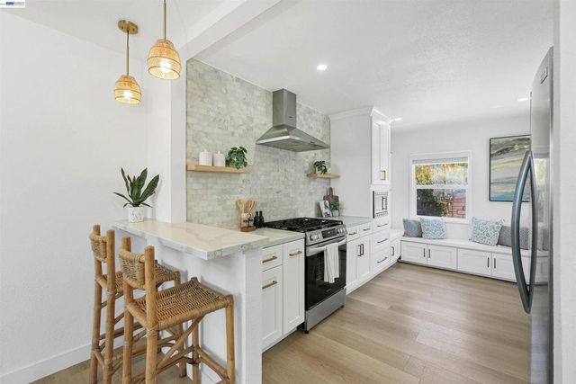 7301 Hillmont Dr, Oakland, CA 94605