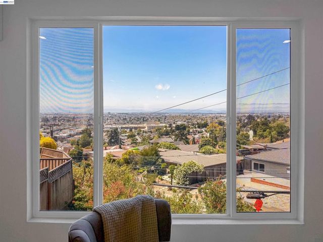 7301 Hillmont Dr, Oakland, CA 94605