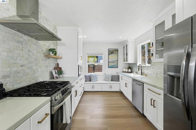 7301 Hillmont Dr, Oakland, CA 94605