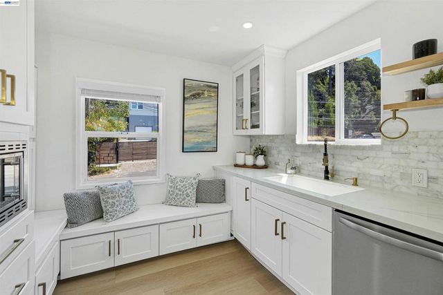 7301 Hillmont Dr, Oakland, CA 94605