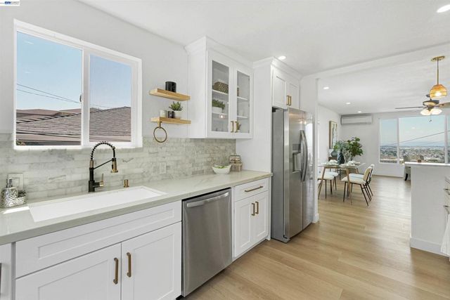 7301 Hillmont Dr, Oakland, CA 94605