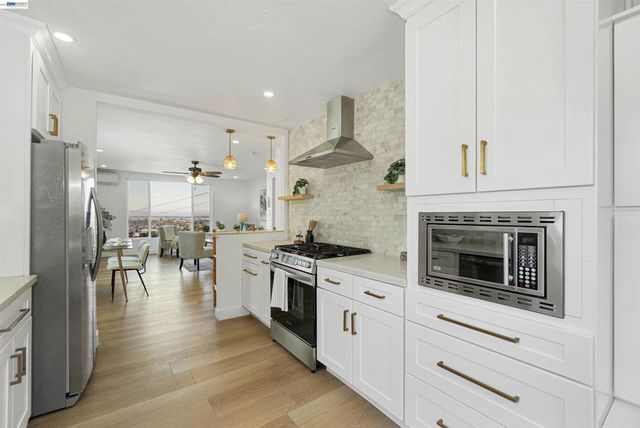 7301 Hillmont Dr, Oakland, CA 94605
