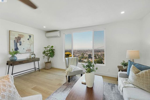 7301 Hillmont Dr, Oakland, CA 94605