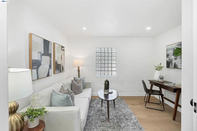 7301 Hillmont Dr, Oakland, CA 94605