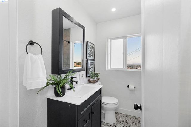 7301 Hillmont Dr, Oakland, CA 94605