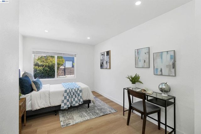 7301 Hillmont Dr, Oakland, CA 94605