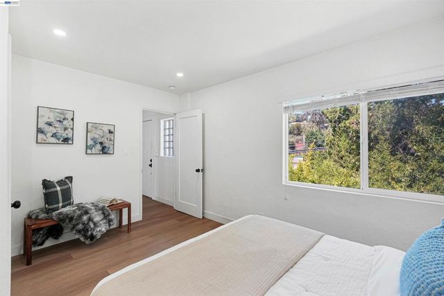 7301 Hillmont Dr, Oakland, CA 94605