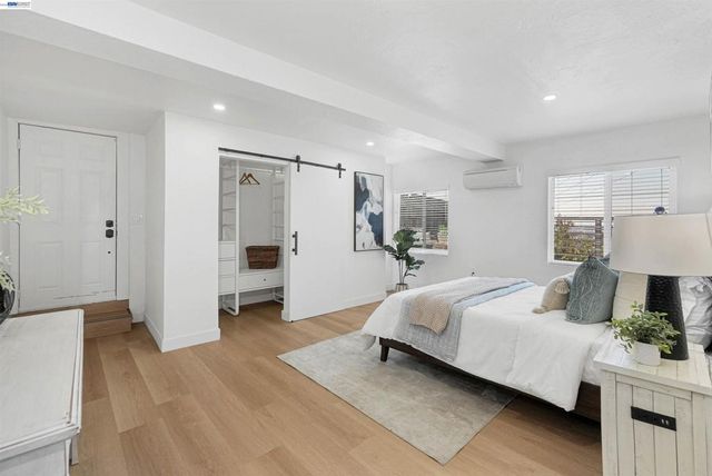 7301 Hillmont Dr, Oakland, CA 94605