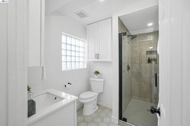 7301 Hillmont Dr, Oakland, CA 94605