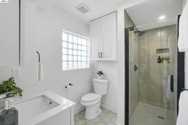 7301 Hillmont Dr, Oakland, CA 94605