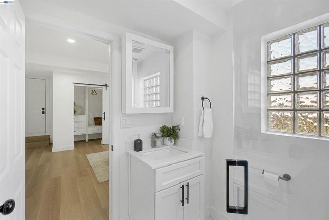 7301 Hillmont Dr, Oakland, CA 94605