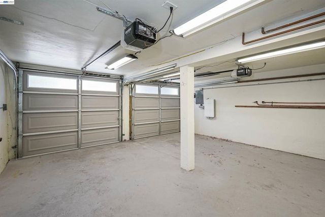 7301 Hillmont Dr, Oakland, CA 94605