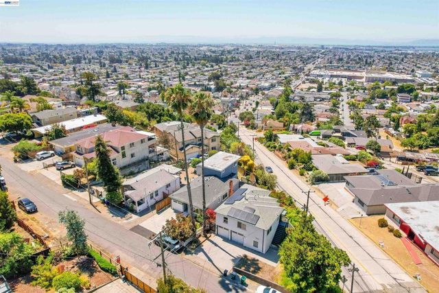 7301 Hillmont Dr, Oakland, CA 94605