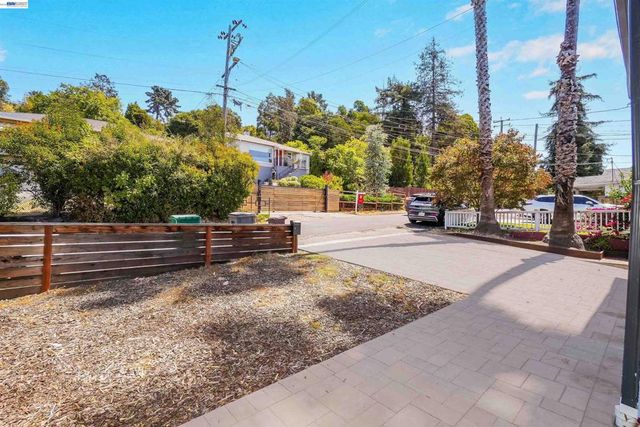 7301 Hillmont Dr, Oakland, CA 94605