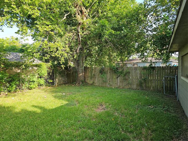 1107 9th Avenue N, Texas City, TX 77590