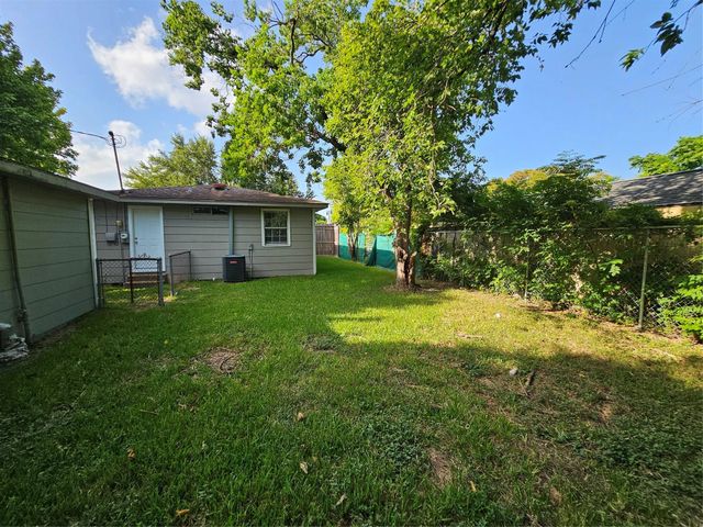 1107 9th Avenue N, Texas City, TX 77590