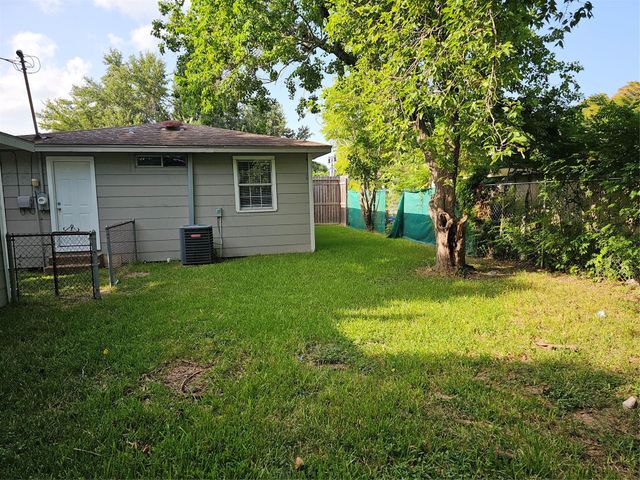 1107 9th Avenue N, Texas City, TX 77590