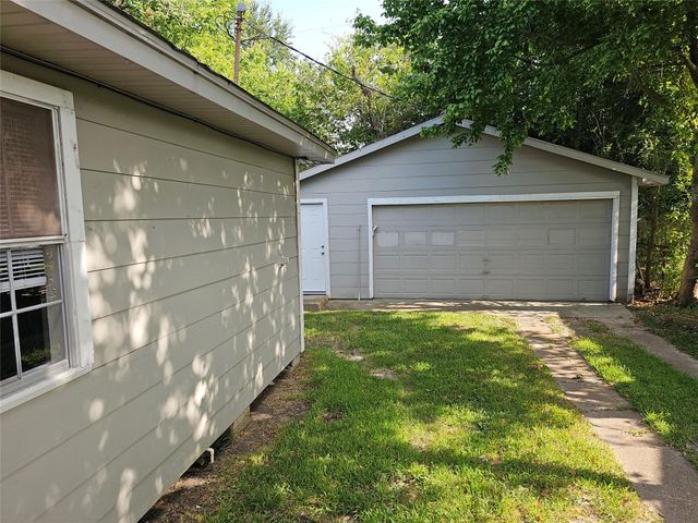 1107 9th Avenue N, Texas City, TX 77590
