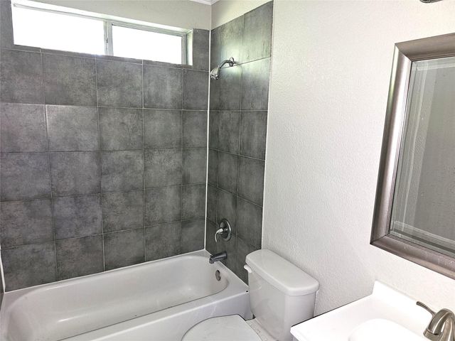 1107 9th Avenue N, Texas City, TX 77590