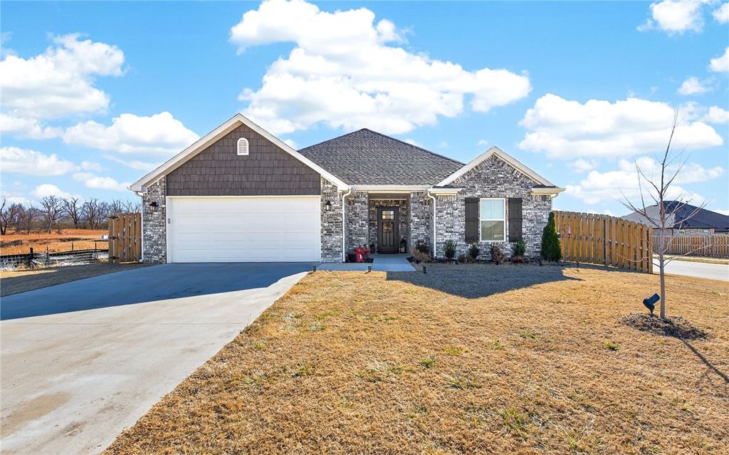 1201 Greendale Avenue, Lowell, AR 72745