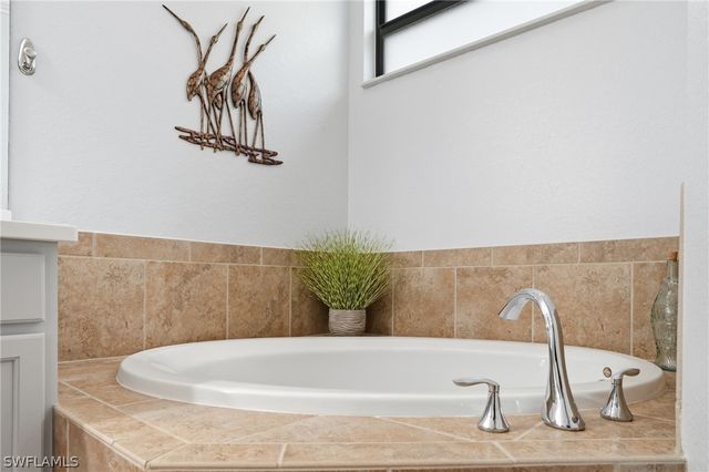 9844 Venezia CIR 711, Naples, FL 34113