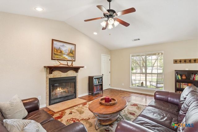 7511 N Lakeview Drive, Salado, TX 76571