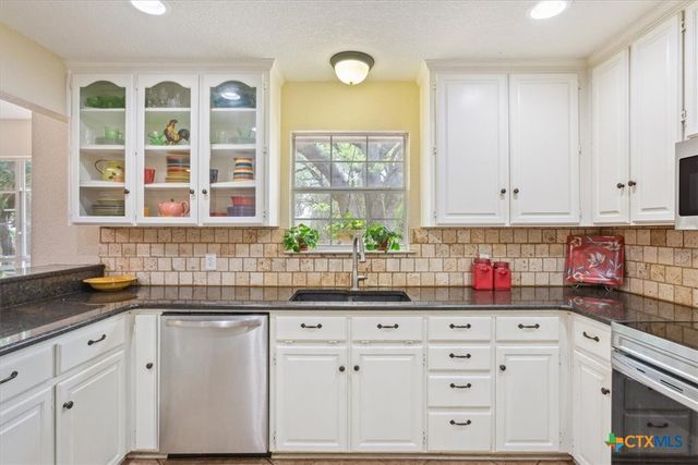 7511 N Lakeview Drive, Salado, TX 76571