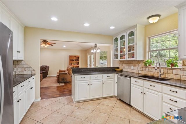 7511 N Lakeview Drive, Salado, TX 76571