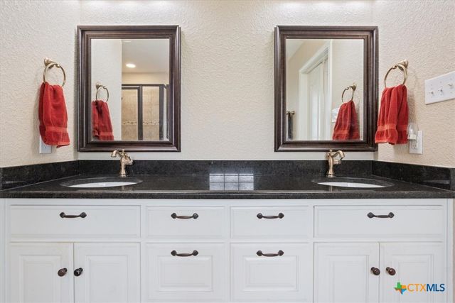 7511 N Lakeview Drive, Salado, TX 76571