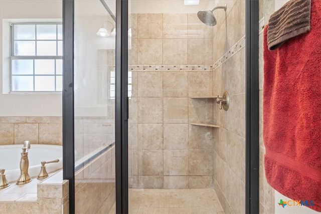 7511 N Lakeview Drive, Salado, TX 76571