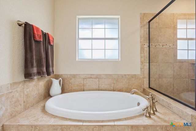 7511 N Lakeview Drive, Salado, TX 76571