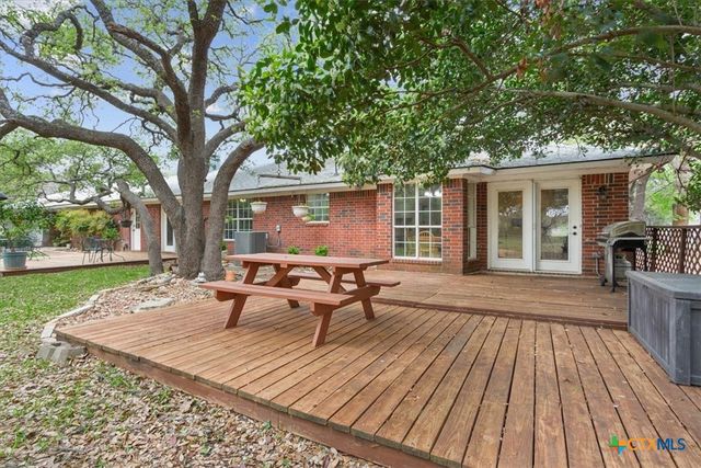 7511 N Lakeview Drive, Salado, TX 76571