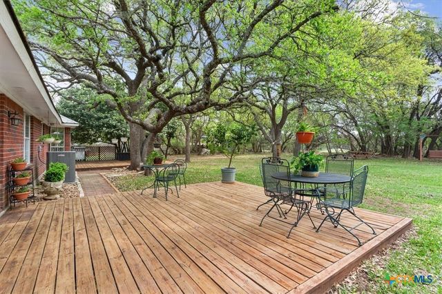 7511 N Lakeview Drive, Salado, TX 76571