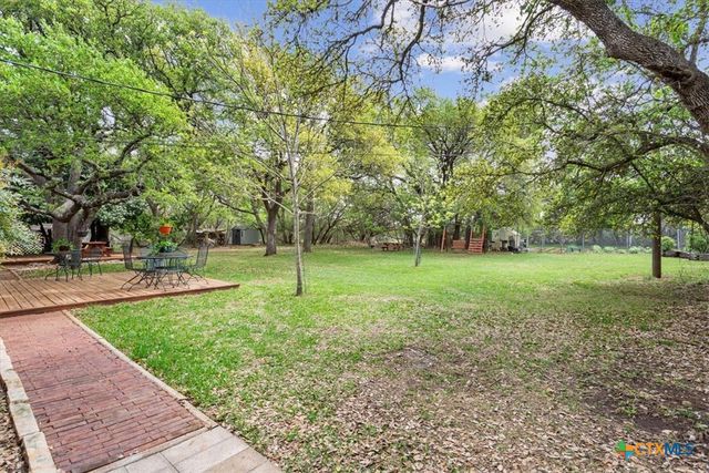 7511 N Lakeview Drive, Salado, TX 76571
