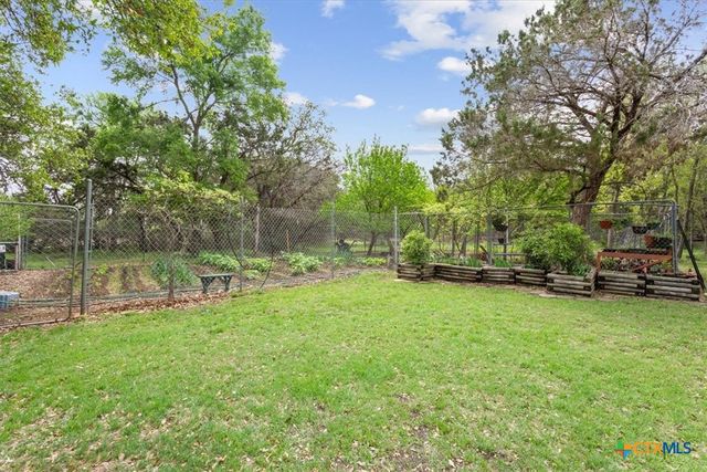 7511 N Lakeview Drive, Salado, TX 76571