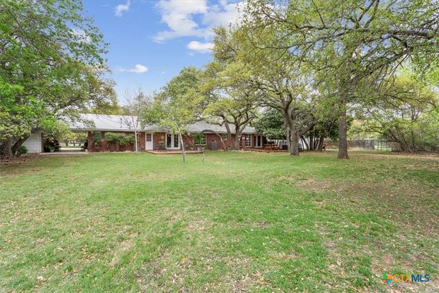 7511 N Lakeview Drive, Salado, TX 76571