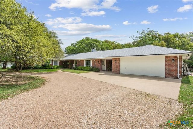 7511 N Lakeview Drive, Salado, TX 76571