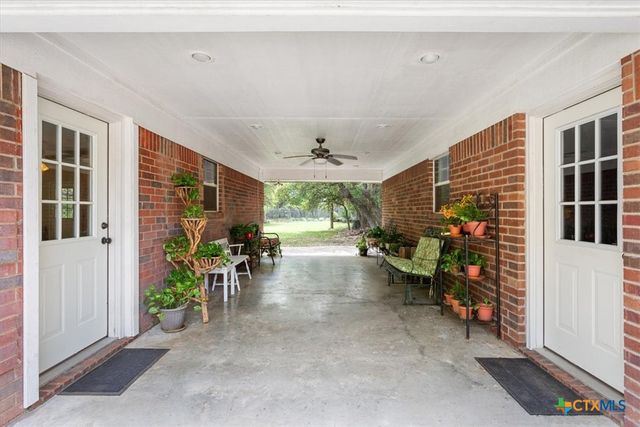 7511 N Lakeview Drive, Salado, TX 76571