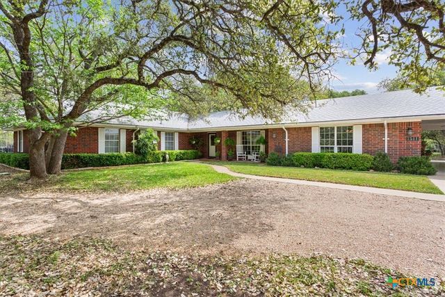 7511 N Lakeview Drive, Salado, TX 76571