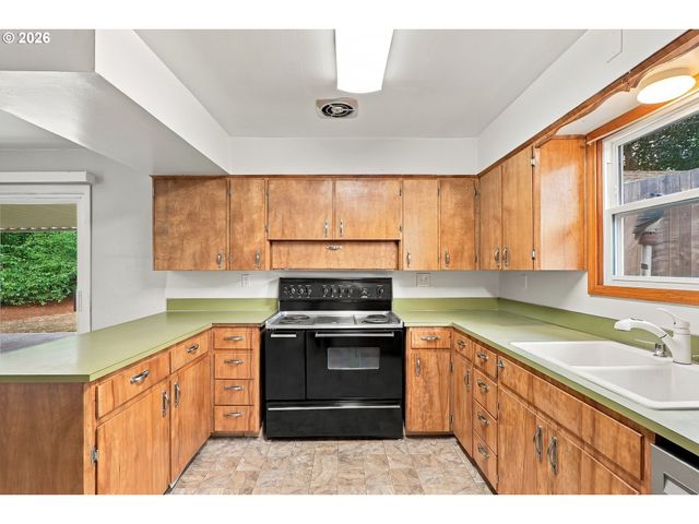 730 E CLARENDON St, Gladstone, OR 97027