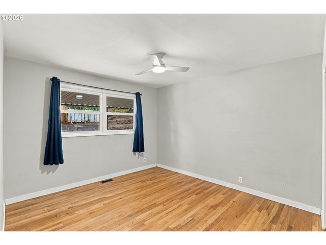 730 E CLARENDON St, Gladstone, OR 97027