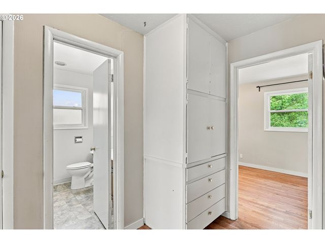 730 E CLARENDON St, Gladstone, OR 97027